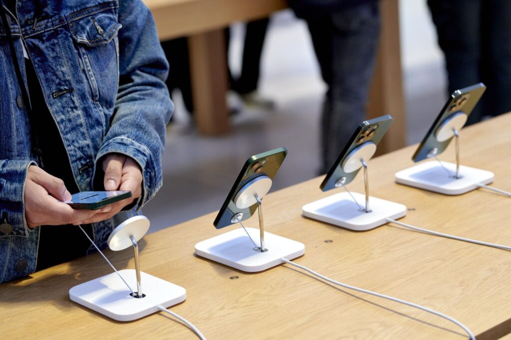 Apple redujo la huella de carbono del iPhone, pero hacen falta más esfuerzos